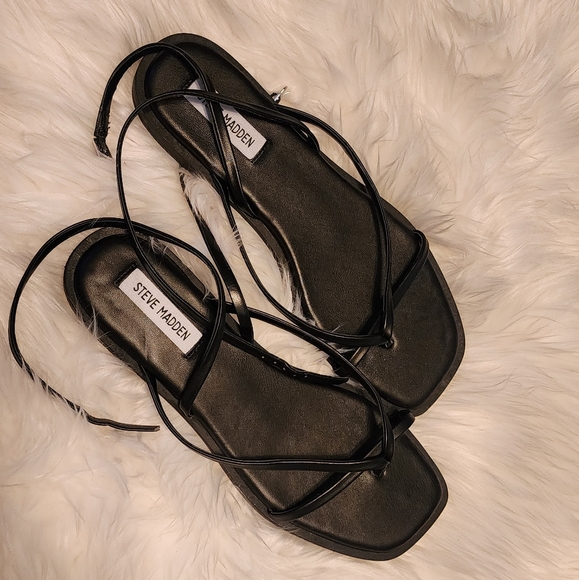 Steve Madden strapply flat sandal - Picture 1 of 4